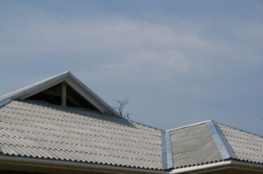 Готовый шифер на крыше дома