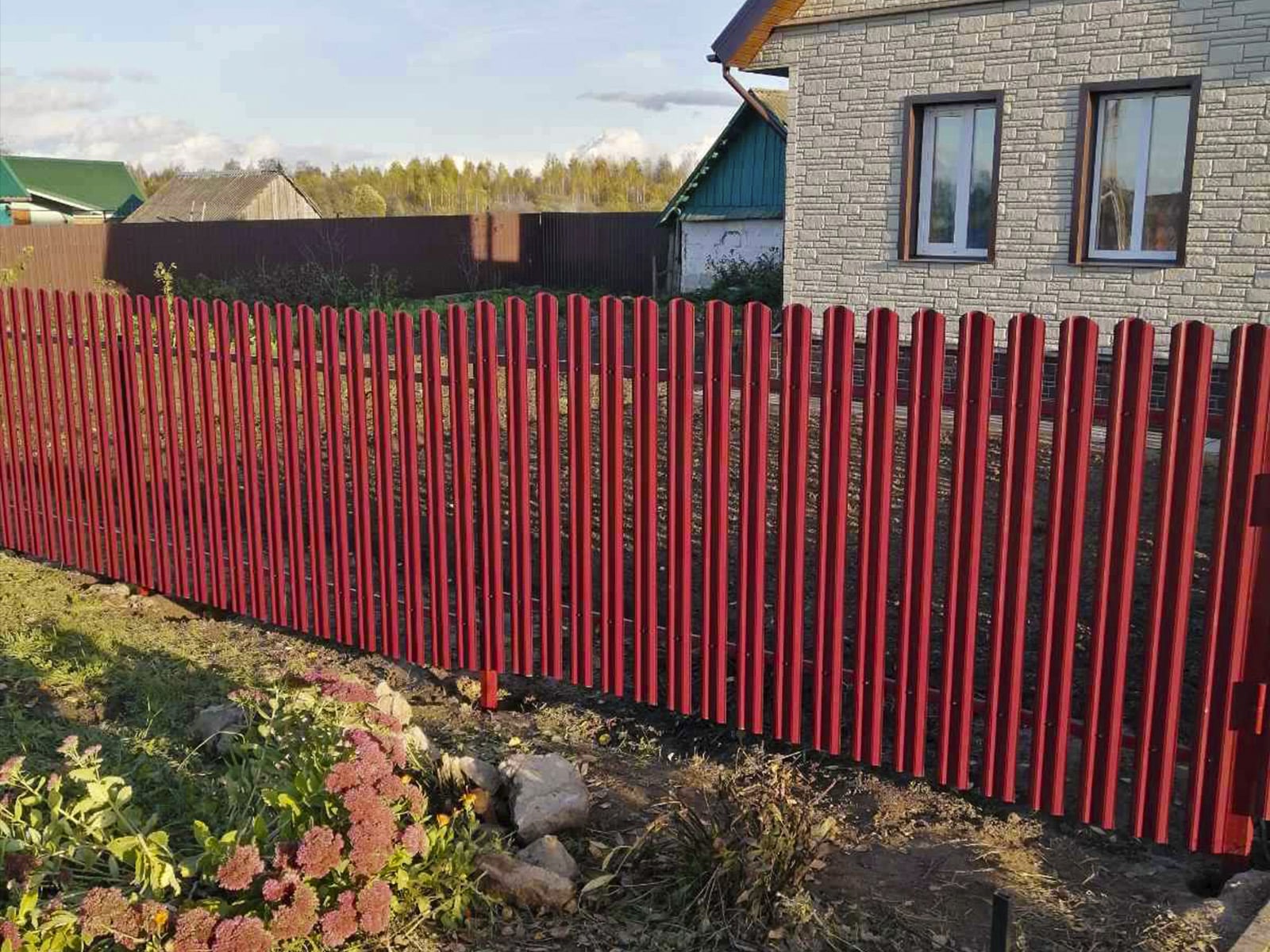Забор из красного штакетника
