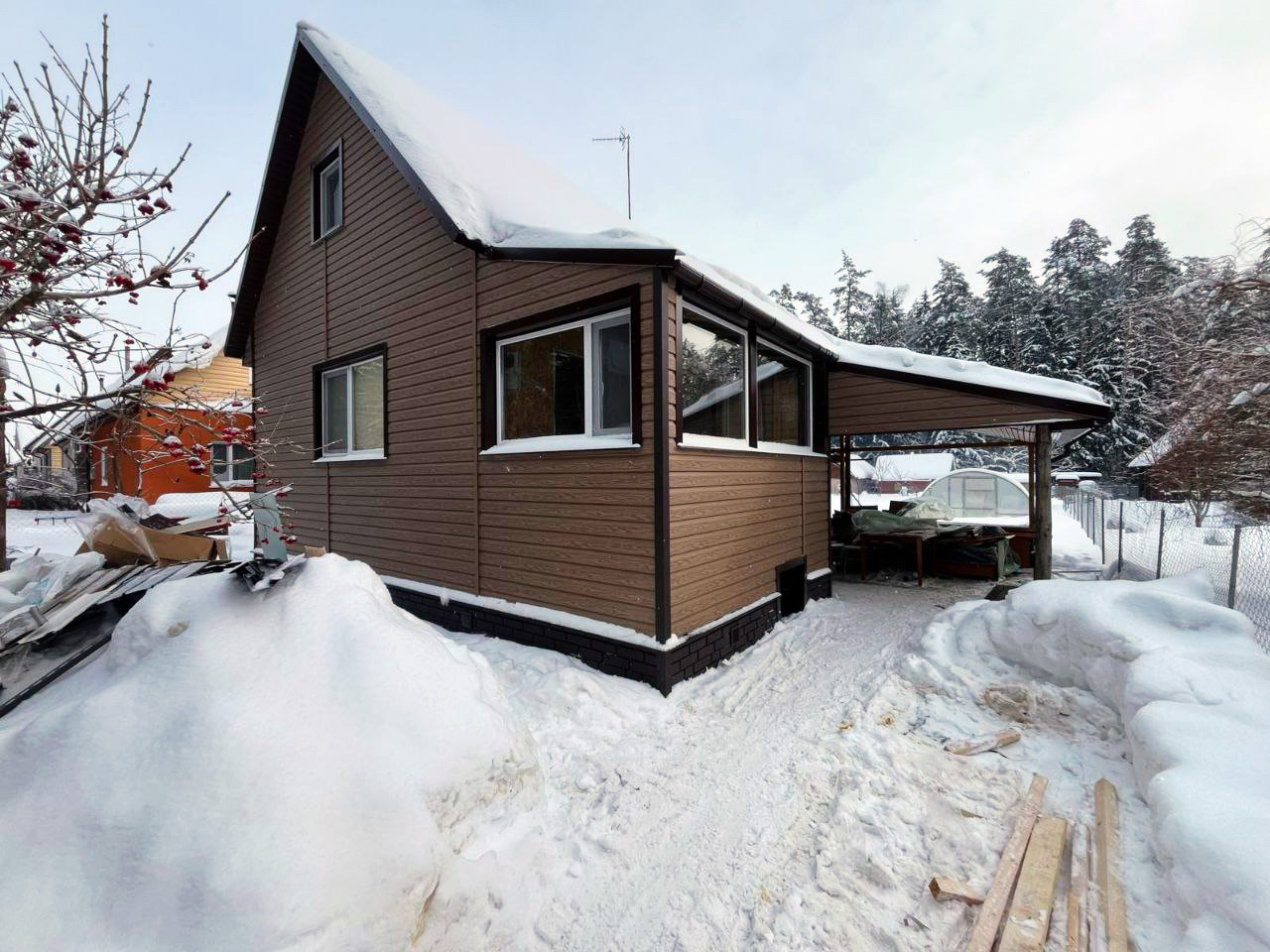 Обшили деревянный старый дом сайдингом под натуральный Кедр