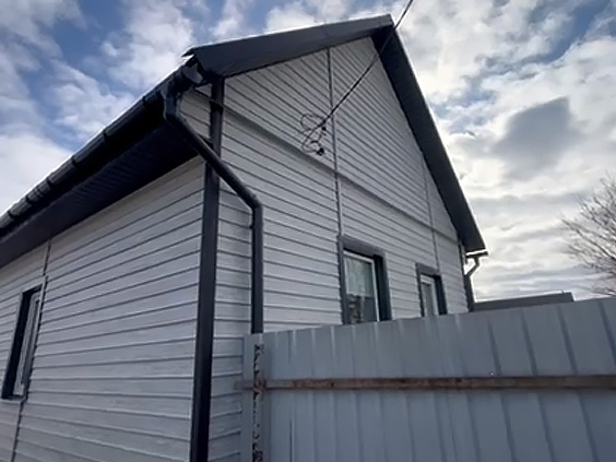 Смонтировали сайдинг Ю-Пласт под ель. А также установили водосточную систему. Смотри видео